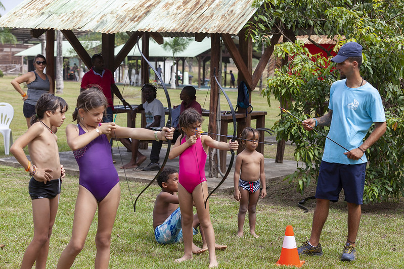 Des enfants font du tir à l'arc